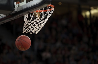 篮球直播精彩镜头 - NBA球员扣篮的高清特写