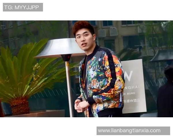 吴冠希在篮球赛场的崛起与成长历程探秘，展现新时代运动员的拼搏精神与团队合作